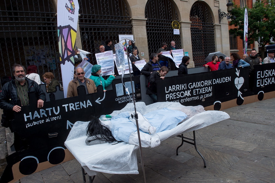 Preso gaixoen egoera salatu dute Iruñean. (Iñigo URIZ / ARGAZKI PRESS)
