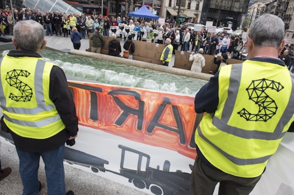 Sareren tren ibiltaria, Bilboko erdigunean. (Monika DEL VALLE/ARGAZKI PRESS)