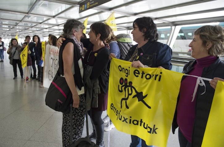 Las voluntarias han llegado al aeropuerto de Loiu. (Monika DEL VALLE/ARGAZKI PRESS)