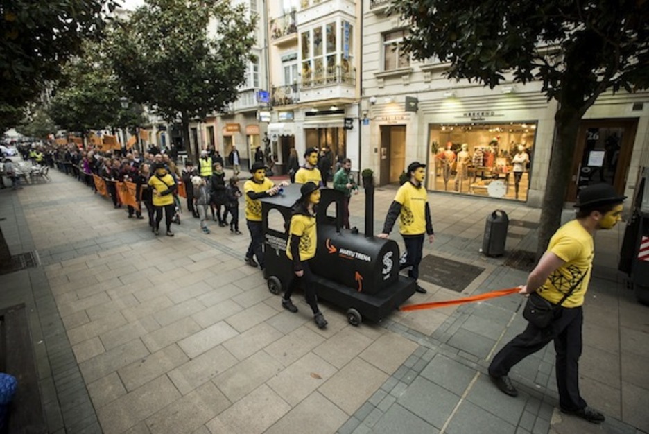Trena, Gasteizko kaleetan barrena. (Jaizki FONTANEDA/ARGAZKI PRESS)
