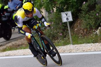 Roglic durante la crono. (Luk BENIES / AFP)