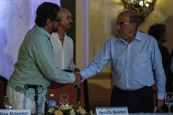 Iván Márquez y Humberto de la Calle, jefes negociadores de las FARC-EP y del Gobierno, se saludan. (Yamil LAGE/AFP)