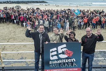 Gure Esku Dago-ko eta lekuan lekuko dinamiketako kideak Donostiako Zurriola hondartzan, ekaineko herri galdeketak iragartzen. JON URBE / ARGAZKI PRESS