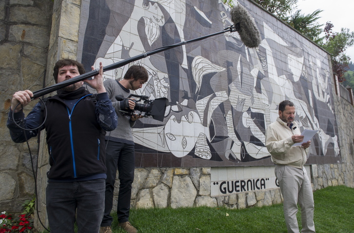 John Hemingway lee ante el mural del ‘Guernica’ la carta escrita por su abuelo. (Marisol RAMÍREZ/ARGAZKI PRESS)