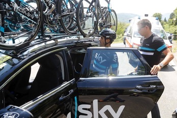 Mikel Landa se monta en el coche de su equipo tras abandonar el Giro. (Luk BENIES/AFP)