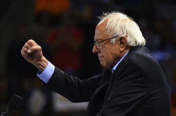 Bernie Sanders ha celebrado su victoria en Oregón durante un mitín en California. (Robyn BECK / AFP)