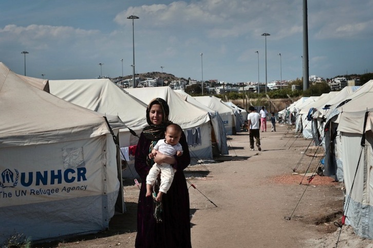 Una mujer afgana y su hija en un campamento instalado en Atenas para refugiados. (Louisa GOULIAMAKI/AFP) 