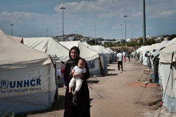Una mujer afgana y su hijo en un campamento instalado en Atenas para refugiados. (Louisa GOULIAMAKI/AFP) 