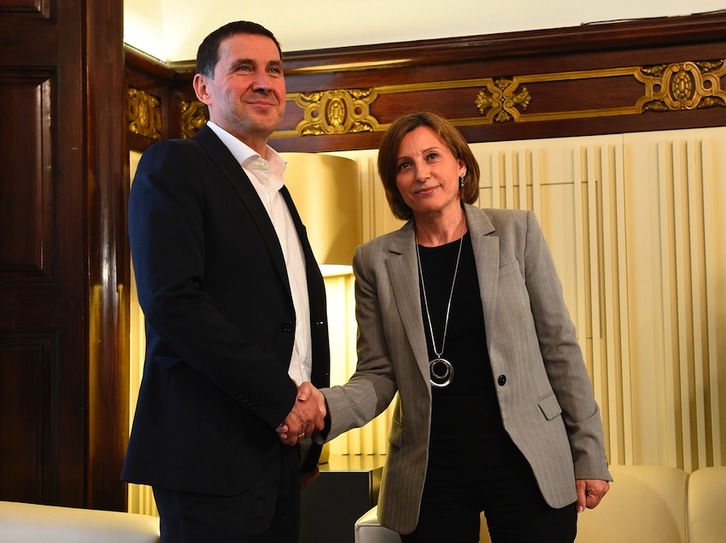 Arnaldo Otegi y Carme Forcadell se estrechan la mano. (Lluis GENE/AFP)