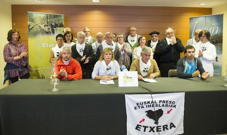 Comparecencia de Etxerat con las dos últimas personas accidentadas. (Marisol RAMÍREZ/ARGAZKI PRESS)