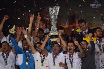 Los jugadores del Sevilla levantan el trofeo. (Paul ELLIS/AFP)