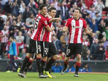 Aritz Aduriz celebra uno de sus goles. (Monika DEL VALLE/ARGAZKI PRESS)
