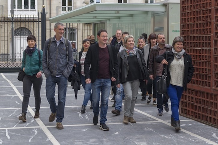 Hasier Arraiz, acompañado por parlamentarios de EH Bildu, a su llegada al Parlamento el día de su despedida. (Juanan RUIZ/ARGAZKI PRESS)