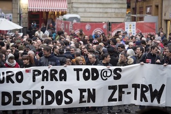 Protesta en contra de los despidos en TRW.(Iñigo URIZ/ARGAZKI PRESS) 