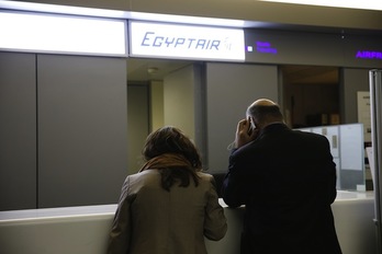 Mostrador de Egyptair en el aeropuerto Charles De Gaulle de París. (THOMAS SAMSON / AFP)