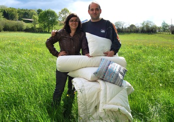 Aitor Zubillaga eta Aña Andiazabal artilez egindako produktuekin. ©Laborari