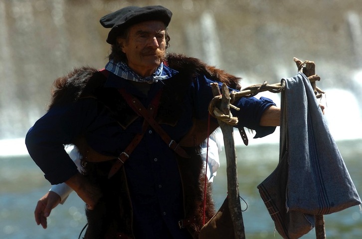 Miguel de la Quadra-Salcedo fue homenajeado en el día de la Almadía de Burgi en 2006. (Jagoba MANTEROLA/ARGAZKI PRESS)