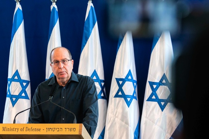 Moshe Yaalon Israelgo Defentsa ministroa, dimisioaren berri ematen. (Jack GUEZ/AFP)