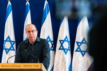 Moshe Yaalon Israelgo Defentsa ministroa, dimisioaren berri ematen. (Jack GUEZ/AFP)