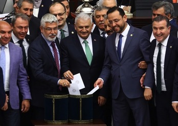 Parlamentarios turcos votando a favor de retirar la inmunidad a los diputados. (Adem ALTAN / AFP)