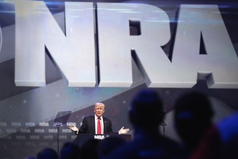 Trump, durante su intervención ante el poderoso lobby del NRA. (SCOTT OLSON / AFP)
