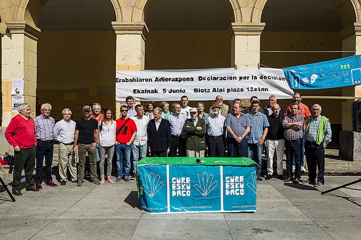 Una treintena de cargos y excargos de Getxo invitan a participar en la consulta. (Aritz LOIOLA / ARGAZKI PRESS)