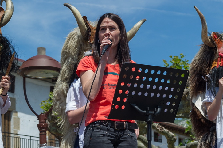 Anabel Arraizak aurkeztu du Lakuntzako ekitaldia. (Juanan RUIZ / ARGAZKI PRESS)