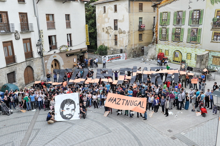 Mosaico en Agoitz contra la tortura. (Idoia ZABALETA / ARGAZKI PRESS)