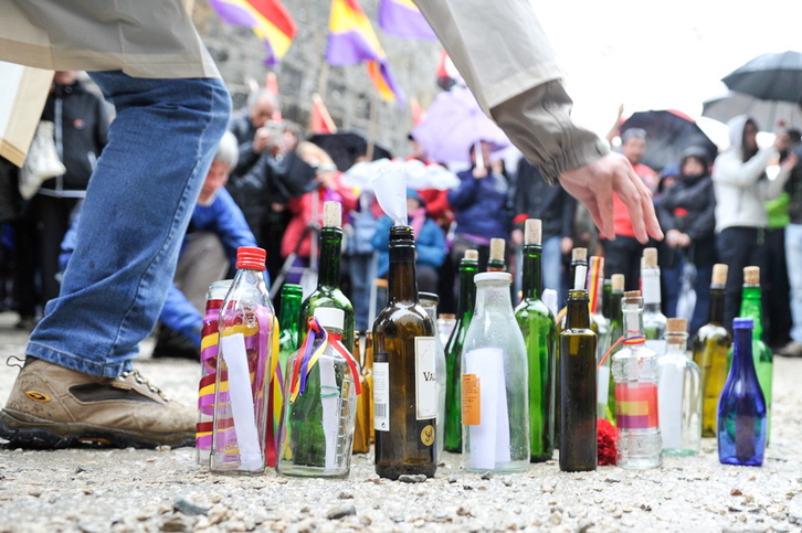 Botellas en recuerdo a los presos muertos en Ezkaba. (Idoia ZABALETA / ARGAZKI PRESS)