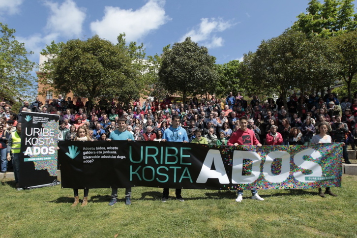Sopelan aurkeztu dituzte Ados Uribe Kosta elkartearen izenean manifestua eta datorren urteko galdeketak. (Aritz LOIOLA / ARGAZKI PRESS)