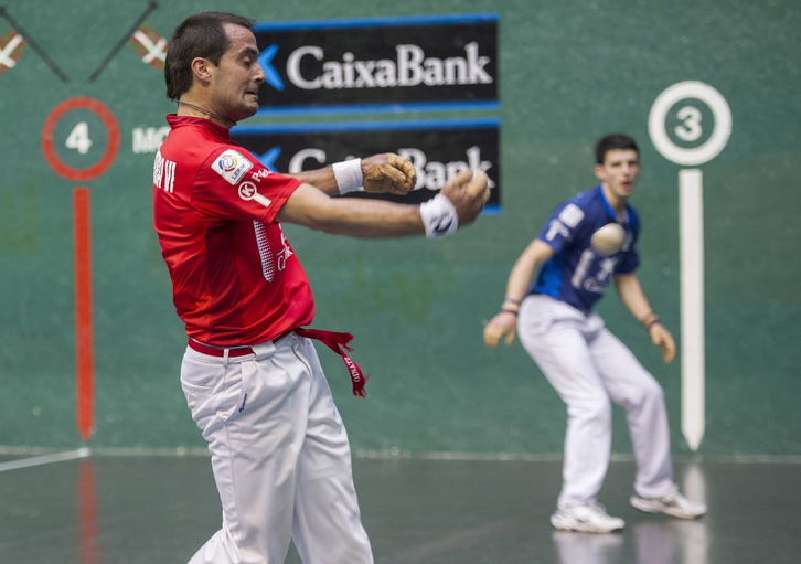 Bengoetxea pilota astintzen Altunaren aurka. (Jon URBE / ARGAZKI PRESS)