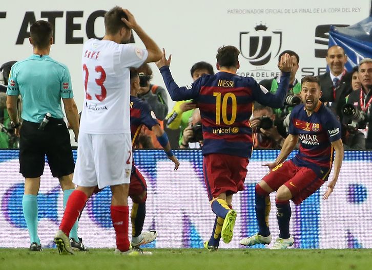 Alba celebra el gol de la victoria con Messi. (Cesar MANSO / AFP)