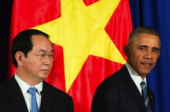 Barack Obama, presidente de EEUU, junto a su homólogo vietnamita, Tran Dai Quang. (Jim WATSON/AFP)