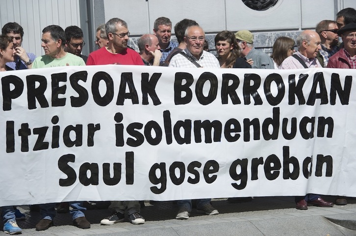 Itziar Moreno eta Saul Curtoren egoera salatzeko Bilboko kontsulatuaren aurrean elkarretaratzea egin zuten ostiralean. (Marisol RAMIREZ/ARGAZKI PRESS)