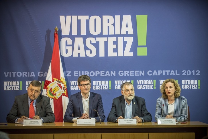 PNV y PSE firmaron ayer el acuerdo en Gasteiz. (Jaizki FONTANEDA / ARGAZKI PRESS) 