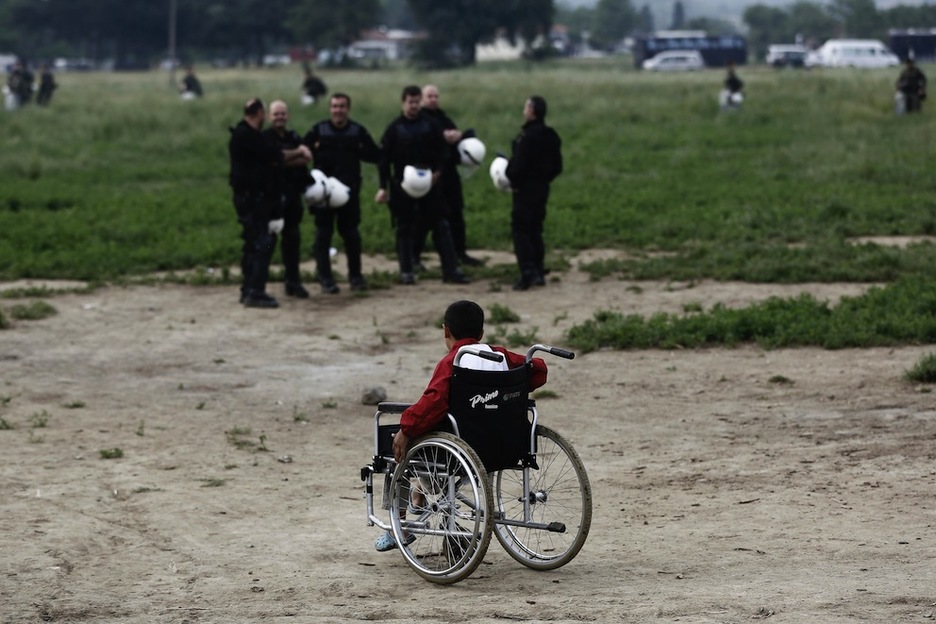 Cientos de agentes de Policía han acudido al desalojo. (Yannis KOLESIDIS / AFP)