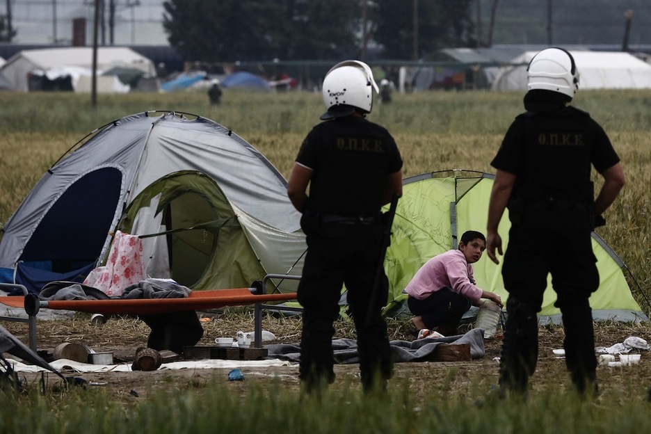 Los agentes de Policía han acudido al campamento a primera hora. (Yannis KOLESIDIS / AFP)