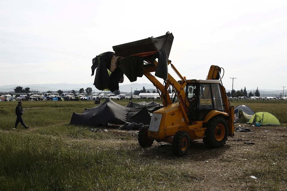 Las maquinas han comenzado a retirar las tiendas. (Yannis KOLESIDIS / AFP)