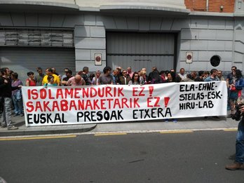 Gehiengo sindikalak Fresnesen gose greban dauden presoei babesa helarazi die. (@ESKsindikatua)