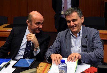 El ministro de Finanzas griego, Euclides Tsakalotos, junto a su homólogo español, Luis de Guindos. (John THYS/AFP)