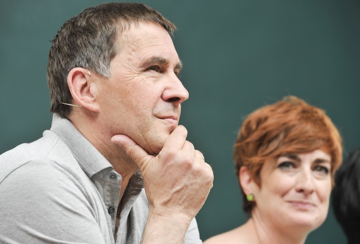 Arnaldo Otegi y Bakartxo Ruiz, durante un acto en el Labrit. (Idoia ZABALETA/ARGAZKI PRESS).