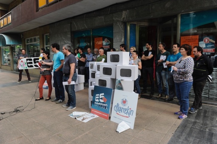 Representantes de Gure Esku Dago, con las urnas para el 5 de junio. (Jon URBE / ARGAZKI PRESS)