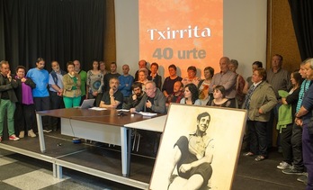 Jose Bernardo Bidaola ‘Txirrita’ren senide eta lagunak izan dira Tolosako agerraldian. (Juan Carlos RUIZ / ARGAZKI PRESS)