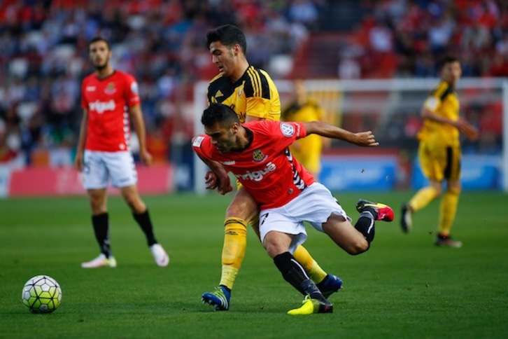 Un lance del partido entre Osasuna y Nástic. (LA OTRA FOTO)