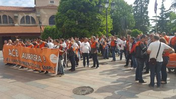 Movilización de los trabajadores de la ACB hasta el Ayuntamiento de Santurtzi. (NAIZ)