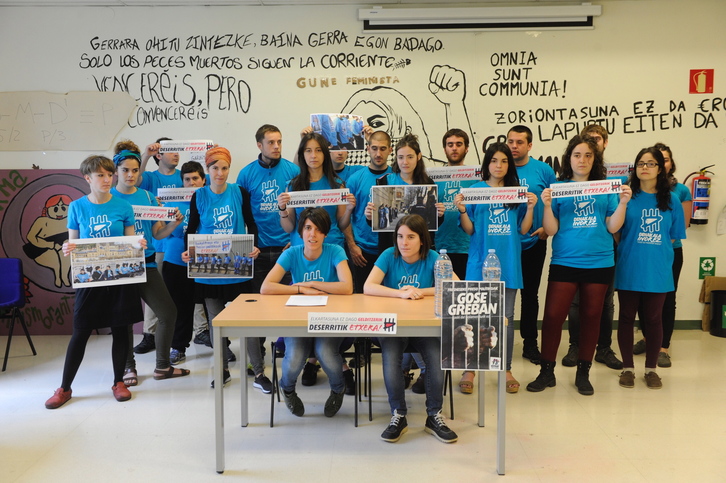 Ernai gazte antolakundeko kideek agerraldia egin dute Donostian isunak salatzeko. (Jon URBE / ARGAZKI PRESS)