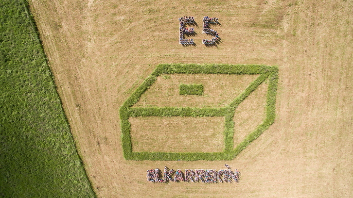 Mosaiko erraldoia Larraitzen ekainaren 5era begira. (Josu ALTZELAI / ARGAZKI PRESS)