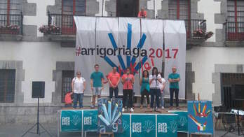 Vecinos de Arrigorriaga durante el anuncio de hoy. (Gure Esku Dago)