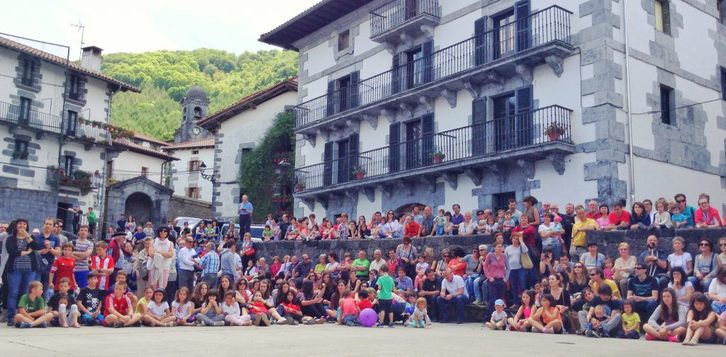 Leitzako plaza, eguerdiko ekitaldian zehar. (UEMA)