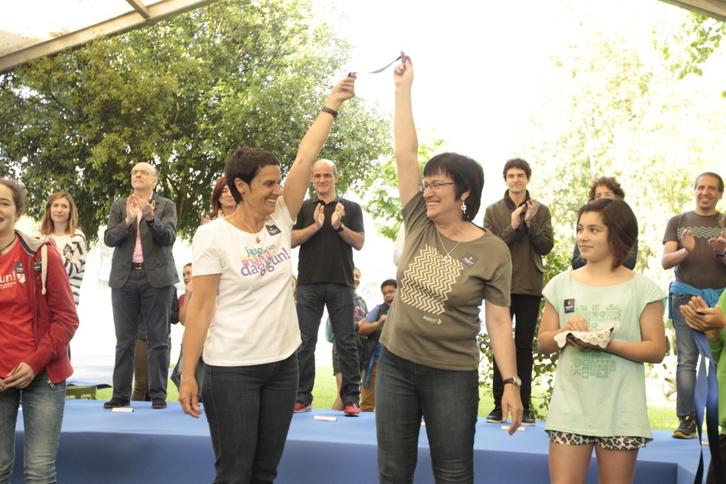 Ibilaldiaren hasiera ekitaldia Durangon, omenduak izan diren Rosi Oleaga eta Rosa Elizburu. (ARGAZKI PRESS)